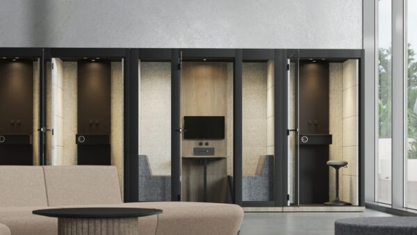 Wnętrze kabiny akustycznej Narbutas SILENT ROOM S z blatem roboczym i gniazdami zasilania