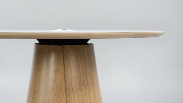 Zbliżenie na blat i drewnianą podstawę stołu konferencyjnego BOTANY marki Narbutas z wykończeniem w naturalnym fornirze.