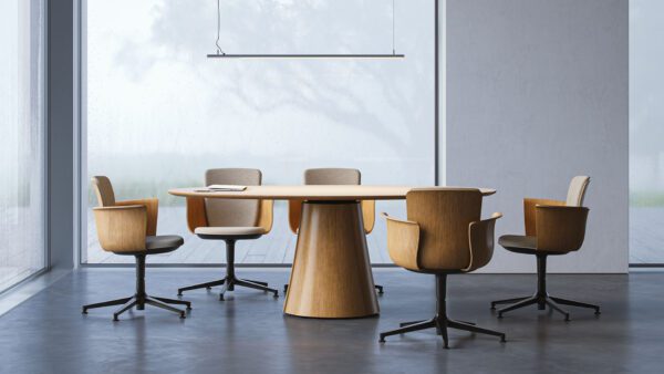 Stół konferencyjny BOTANY marki Narbutas z drewnianą podstawą i designerskimi fotelami w nowoczesnej sali spotkań.