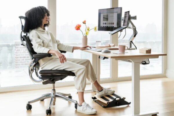 Biurko z ergonomicznym ramieniem do monitora Humanscale.